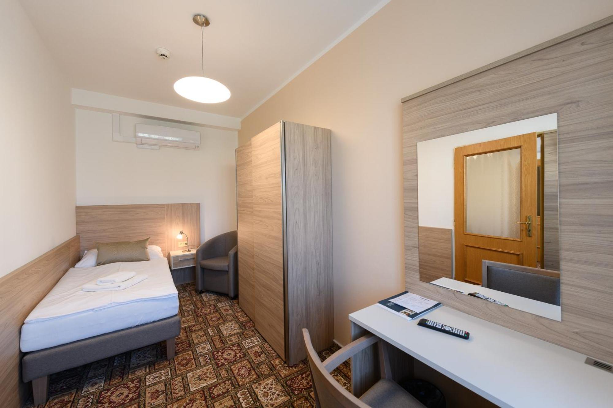 Sport-V-Hotel Hrotovice ภายนอก รูปภาพ