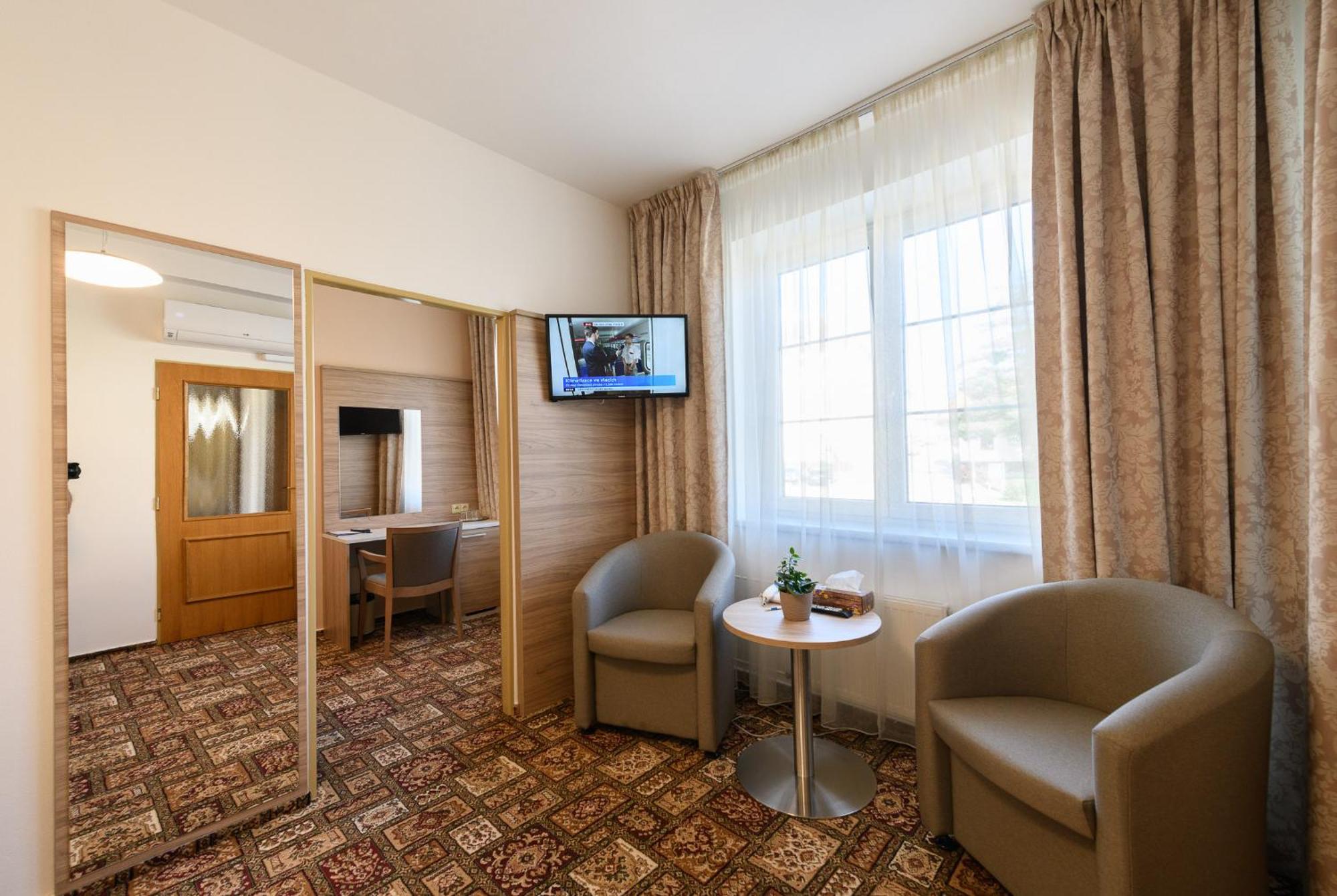 Sport-V-Hotel Hrotovice ภายนอก รูปภาพ